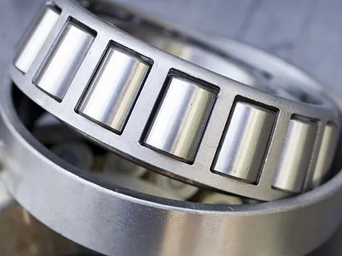Tapered roller bearing cone with rollers